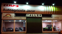 Fachada instalaciones de noche